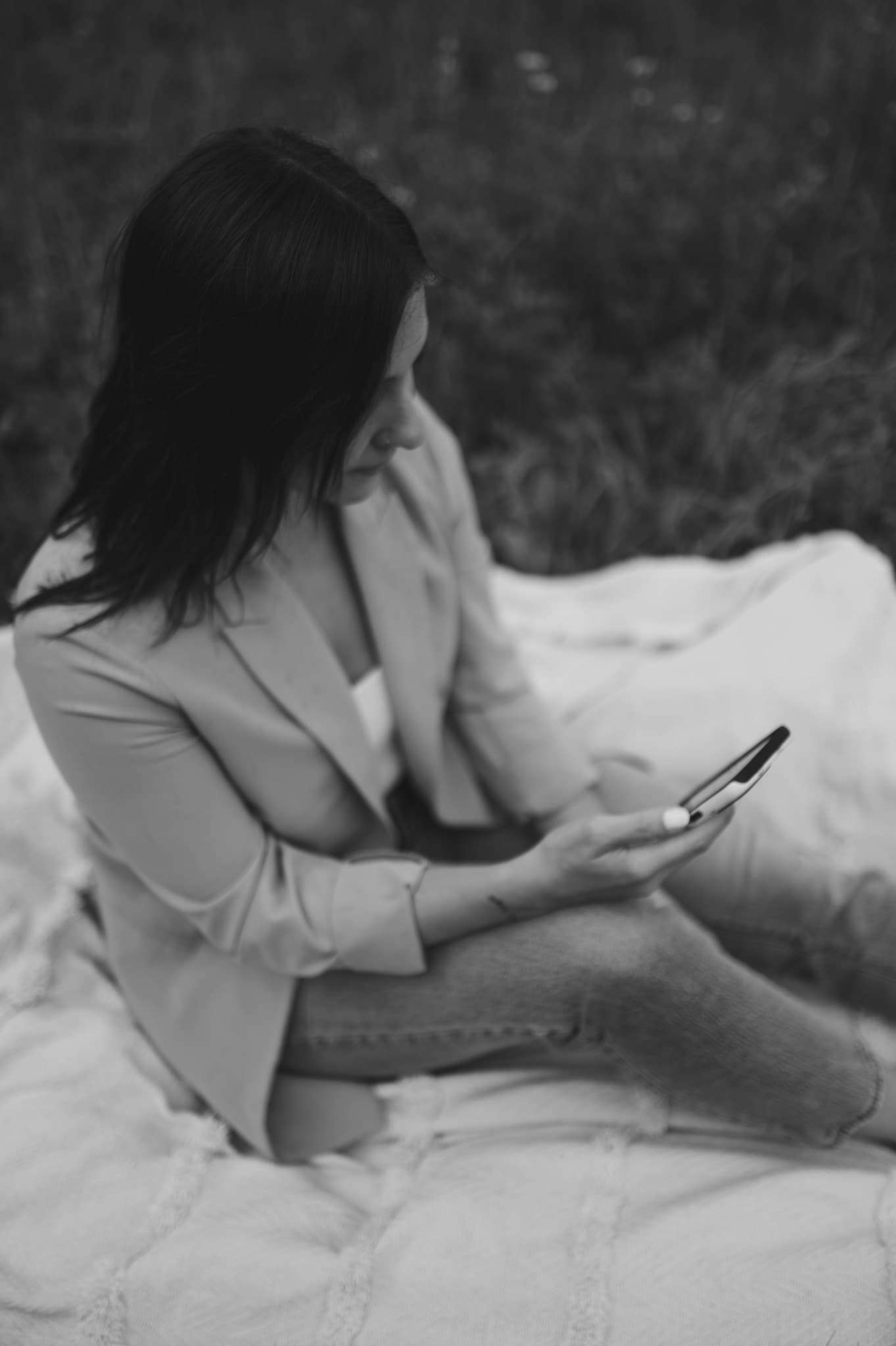 Jolann Rochefort, téléphone à la main